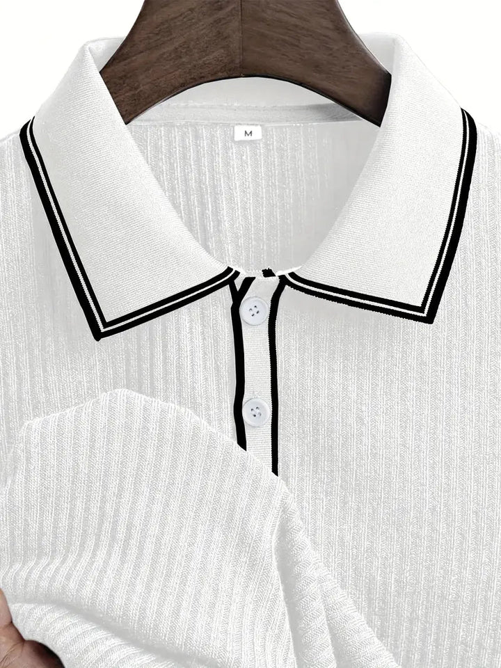 Weißes Herren-Poloshirt aus geripptem Stoff mit schwarzem Kontrastkragen, Knopfleiste und kurzem Schnitt in Größe M.