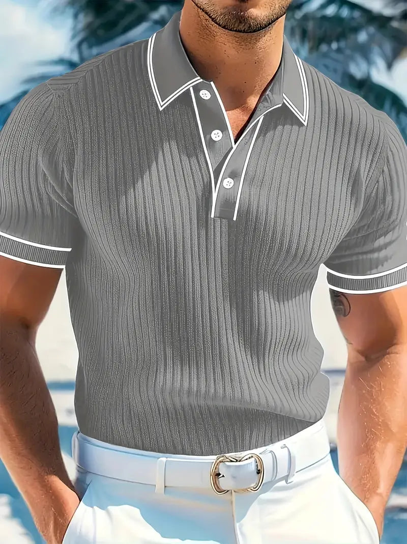 Graues, geripptes Herren-Poloshirt mit weiß abgesetztem Kragen, Ärmelbündchen und Knopfleiste.