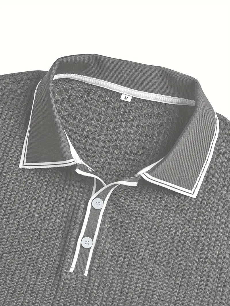 Dunkelgraues Herren-Poloshirt aus geripptem Stoff mit weiß abgesetztem Kragen und Knopfleiste, Größe M.