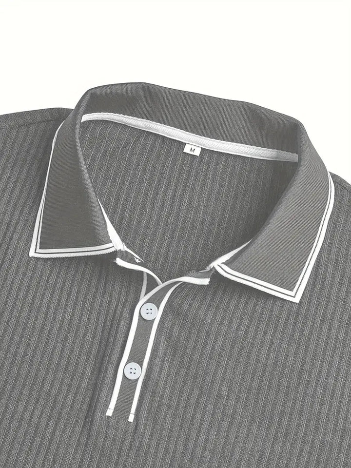 Dunkelgraues Herren-Poloshirt aus geripptem Stoff mit weiß abgesetztem Kragen und Knopfleiste, Größe M.
