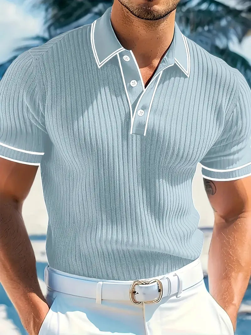 Hellblaues, geripptes Herren-Poloshirt mit weiß abgesetztem Kragen, Knopfleiste und Ärmelbündchen.