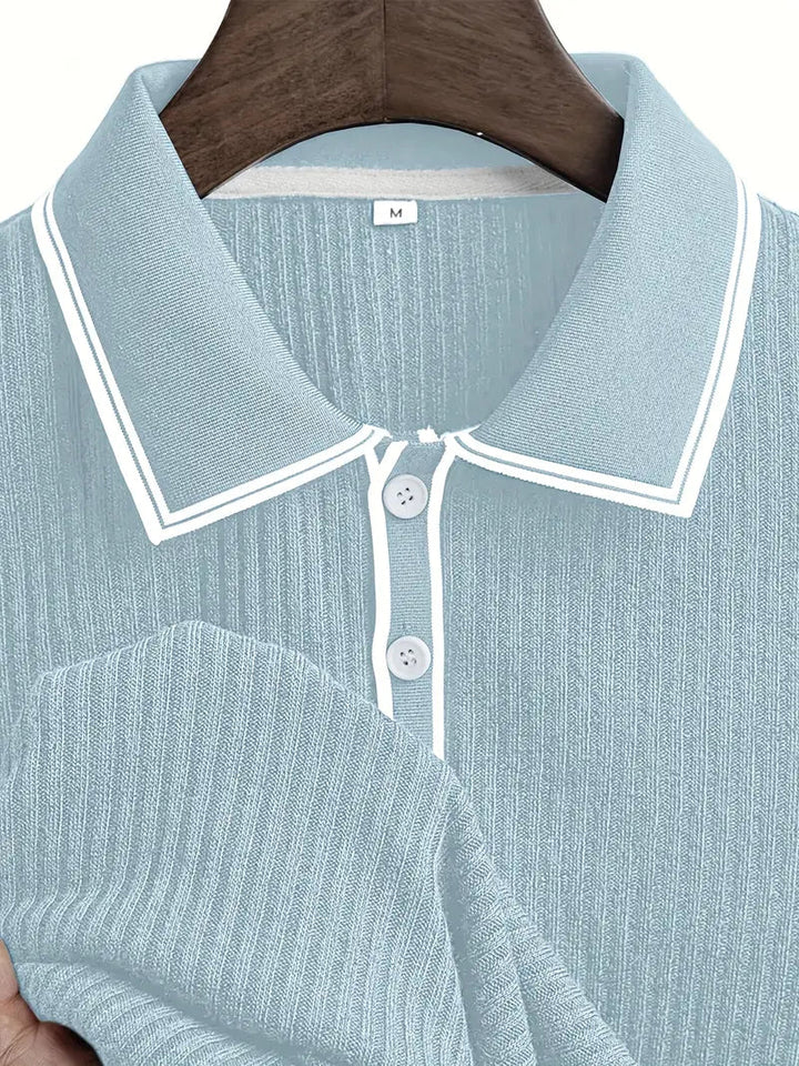 Hellblaues, geripptes Herren-Poloshirt mit weißem Kragen, Knopfleiste und feiner Struktur in Größe M.