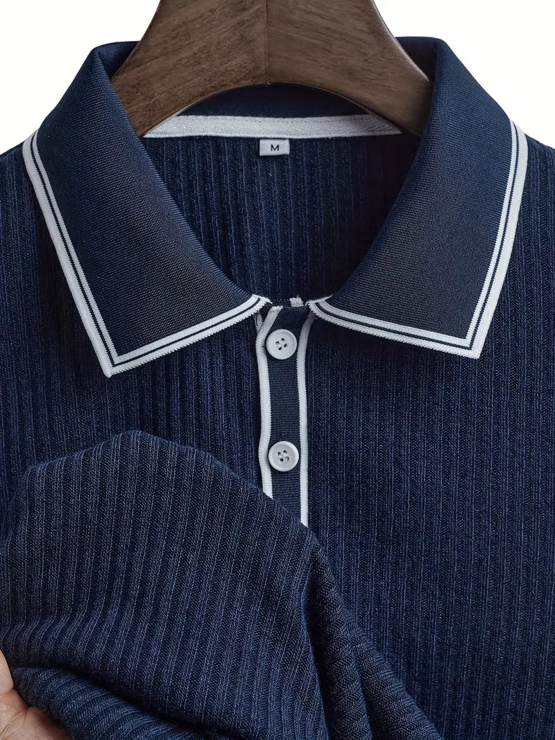 Dunkelblaues Herren-Poloshirt aus geripptem Stoff mit weiß abgesetztem Kragen, Knopfleiste und Größe M.