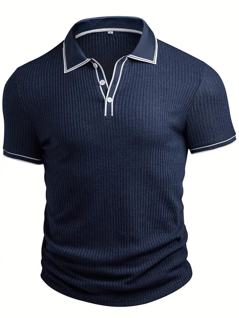 Dunkelblaues, geripptes Herren-Poloshirt mit weiß abgesetztem Kragen, Ärmelbündchen und Dreiknopfleiste.