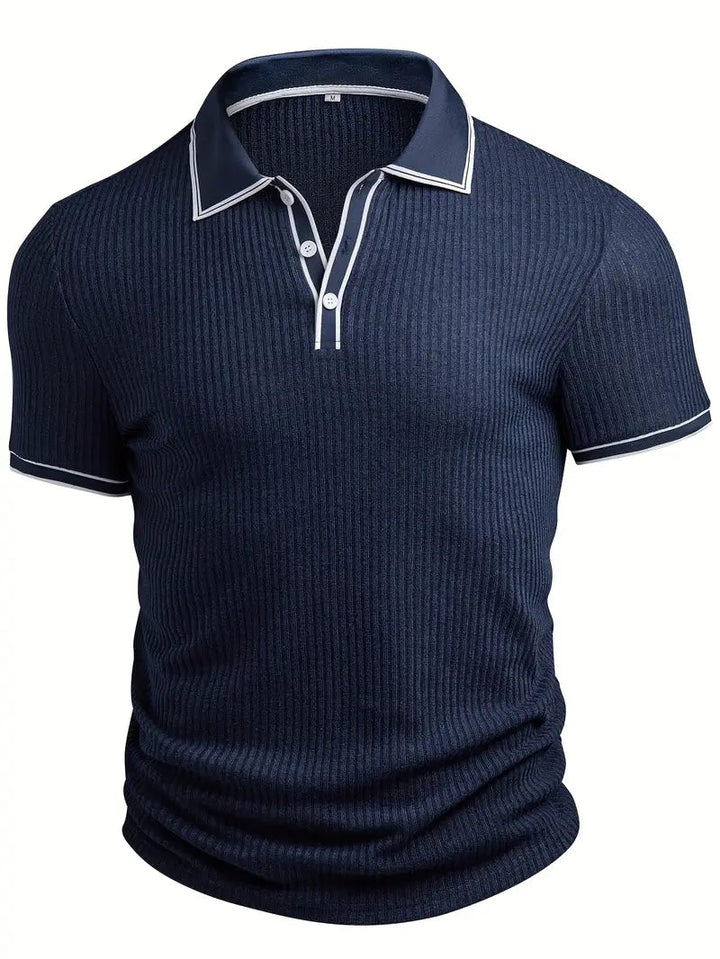 Dunkelblaues, geripptes Herren-Poloshirt mit weiß abgesetztem Kragen, Ärmelbündchen und Dreiknopfleiste.
