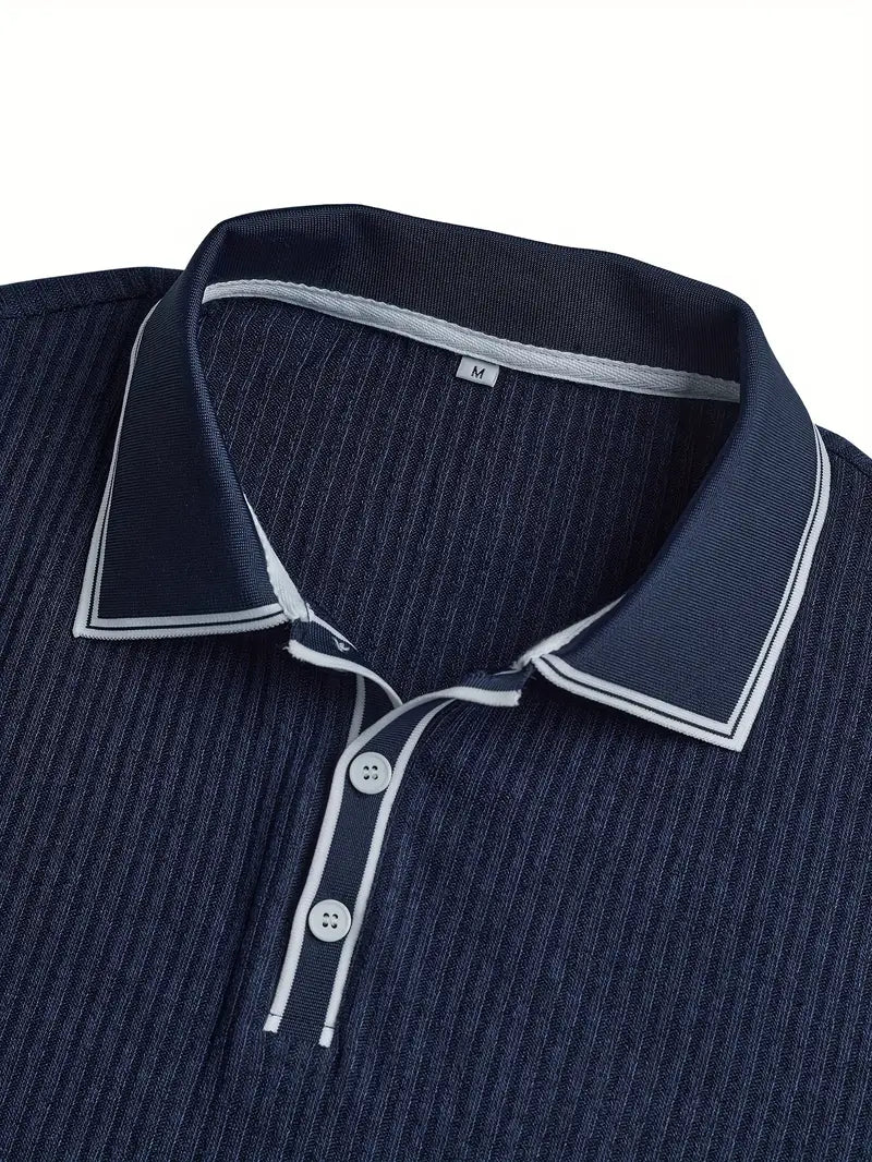 Dunkelblaues, geripptes Herren-Poloshirt in Größe M mit weiß abgesetztem Kragen und Knopfleiste.