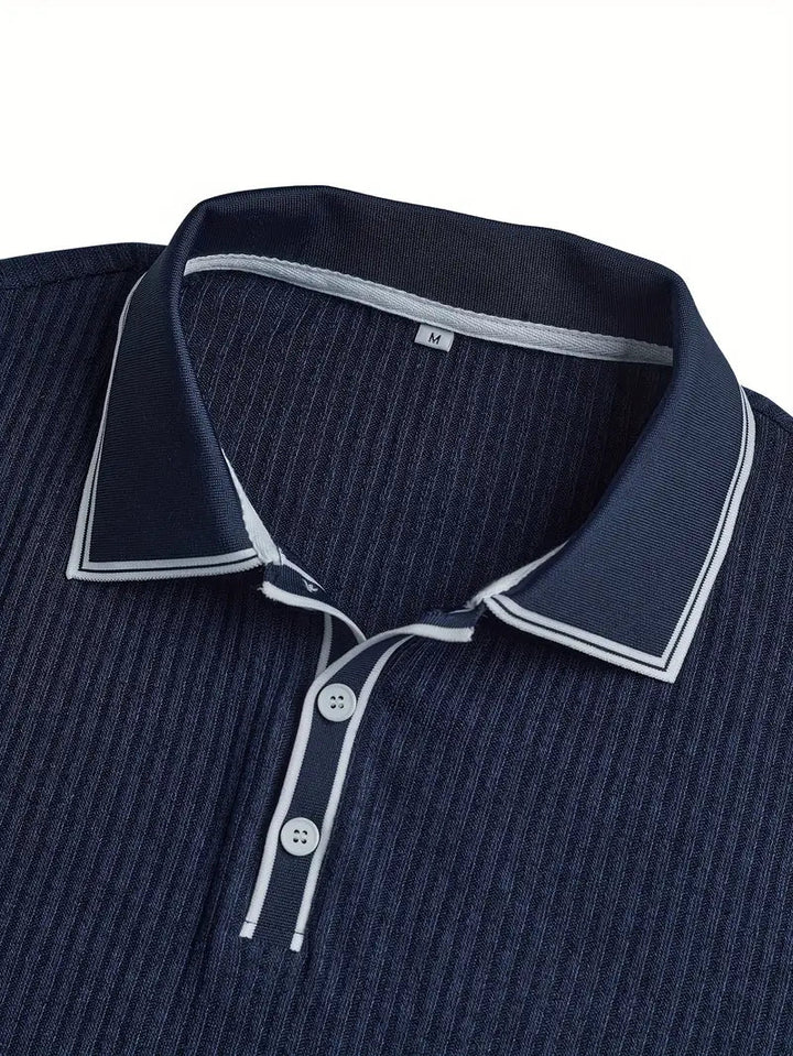 Dunkelblaues, geripptes Herren-Poloshirt in Größe M mit weiß abgesetztem Kragen und Knopfleiste.