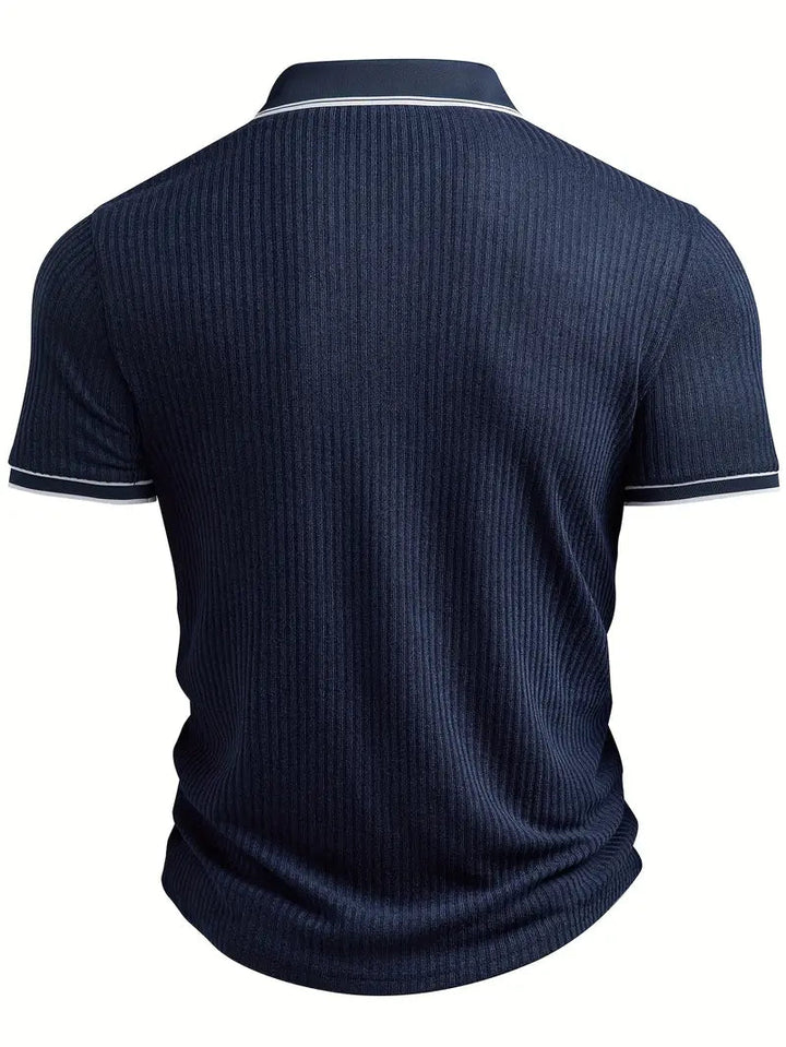 Dunkelblaues Herren-Poloshirt mit feiner Rippstruktur, Polokragen und weißen Kontraststreifen an Kragen und Ärmeln.