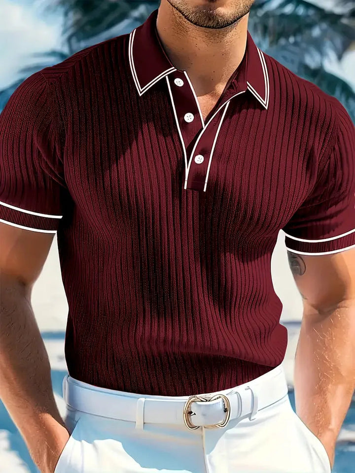 Dunkelrotes, geripptes Herren-Poloshirt mit weiß abgesetztem Kragen, Ärmelbündchen und klassischer Dreiknopfleiste.