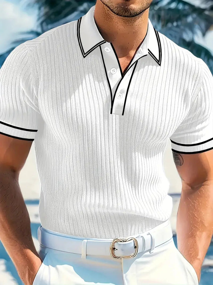 Weißes, geripptes Herren-Poloshirt mit schwarzem Kontrastkragen, Dreiknopfleiste und kurzen Ärmeln.