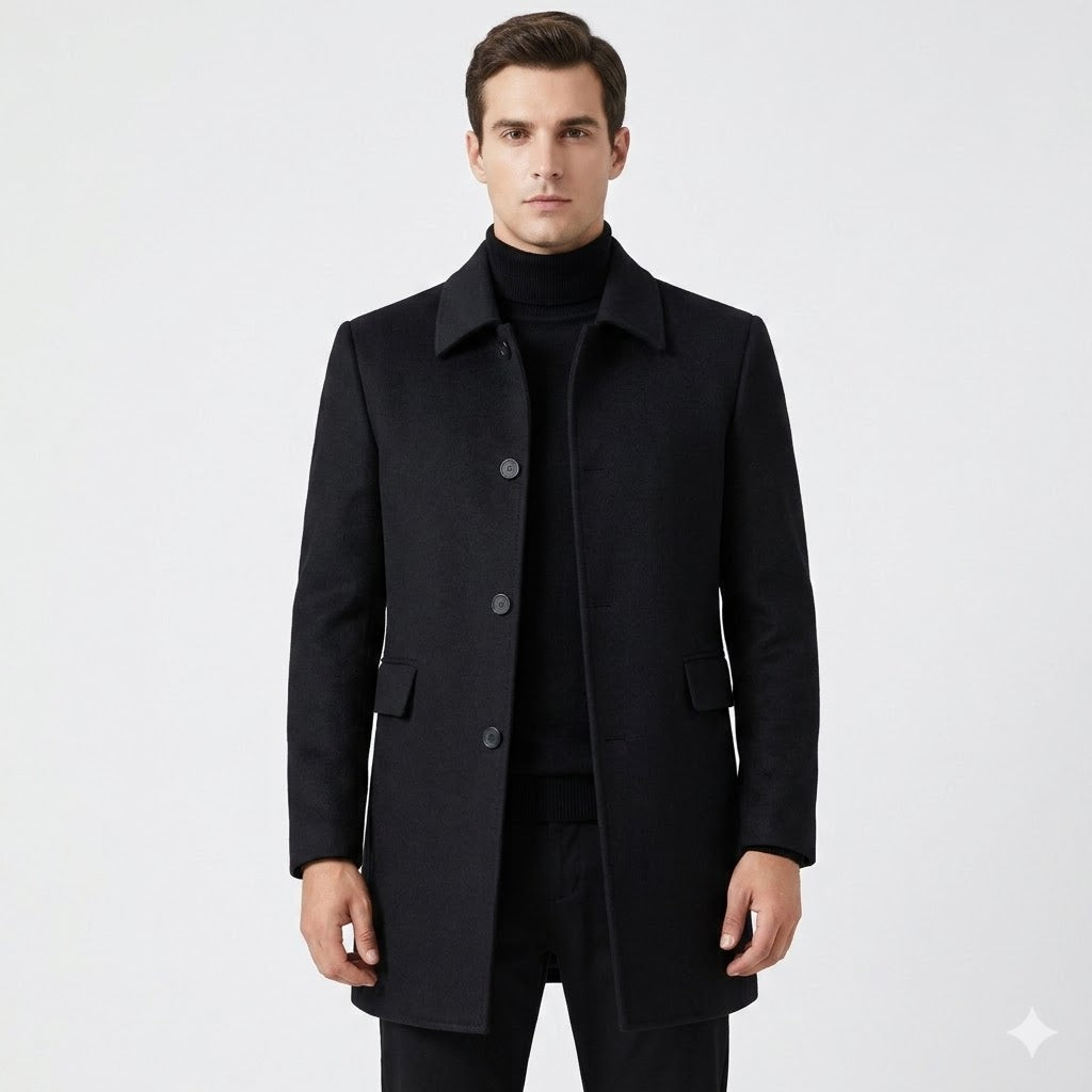 Eleganter schwarzer Herren-Wollmantel Adrian mit klassischem Kragen, Knopfleiste und Pattentaschen für einen stilvollen Look.