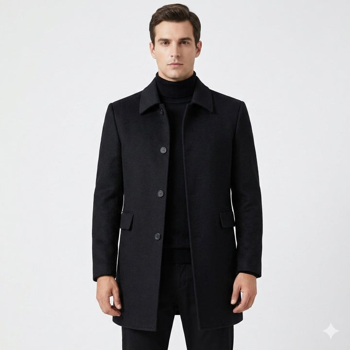 Eleganter schwarzer Herren-Wollmantel Adrian mit klassischem Kragen, Knopfleiste und Pattentaschen für einen stilvollen Look.