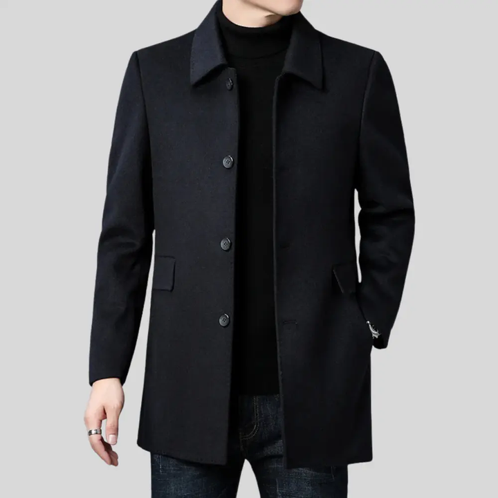 Eleganter schwarzer Herren-Wollmantel mit klassischem Kragen, Knopfleiste und praktischen Pattentaschen für einen stilvollen Look.