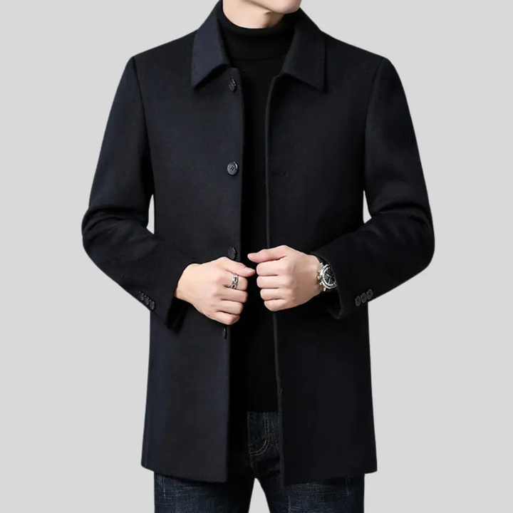 Eleganter schwarzer Herren-Wollmantel mit klassischem Kragen und Knopfleiste für einen zeitlosen, souveränen Look.
