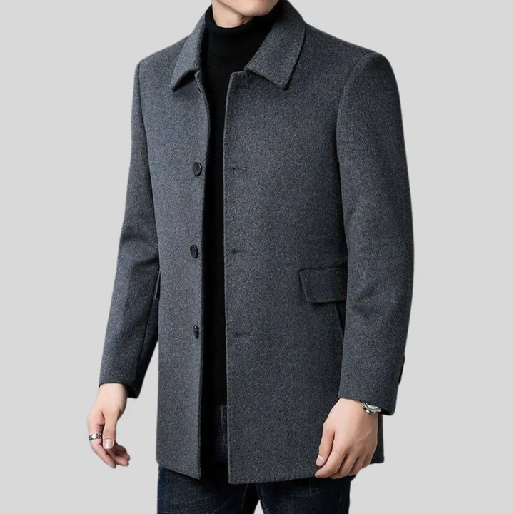 Eleganter, anthrazitfarbener Herren-Wollmantel mit klassischem Kragen, Knopfleiste und praktischen Pattentaschen.
