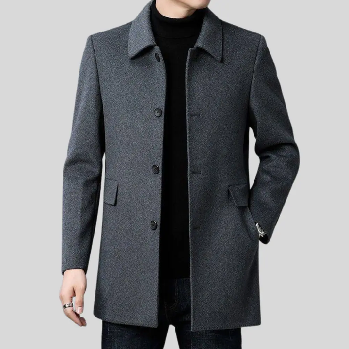 Eleganter anthrazitfarbener Herren-Wollmantel mit klassischem Kragen, Knopfleiste und praktischen Pattentaschen.