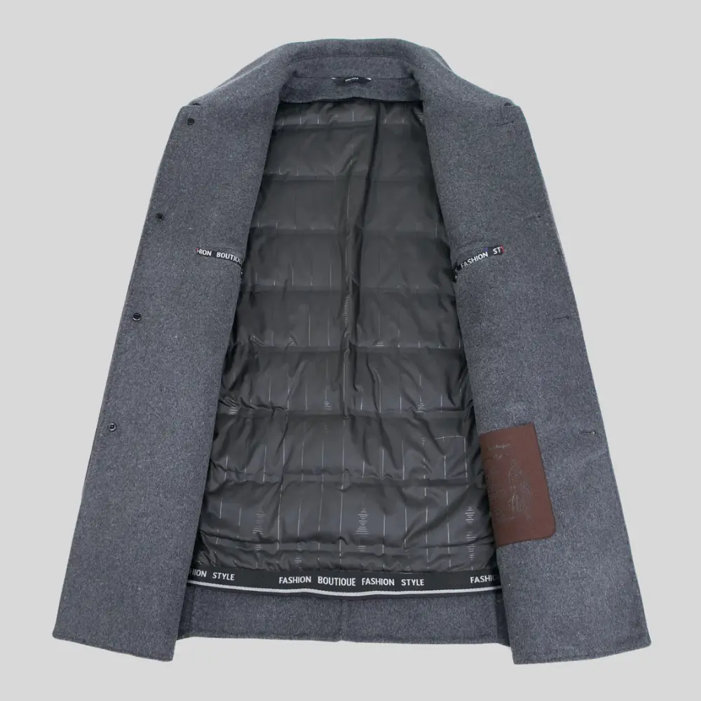 Grauer Adrian Wollmantel mit gestepptem Innenfutter und eleganter Knopfleiste für einen stilvollen Winter-Look.