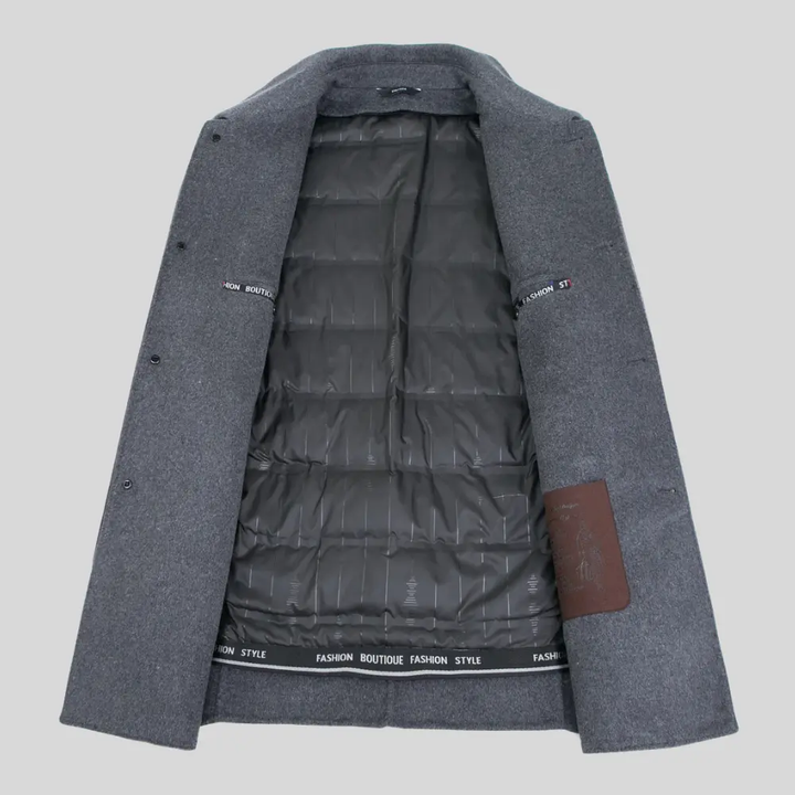 Grauer Adrian Wollmantel mit gestepptem Innenfutter und eleganter Knopfleiste für einen stilvollen Winter-Look.
