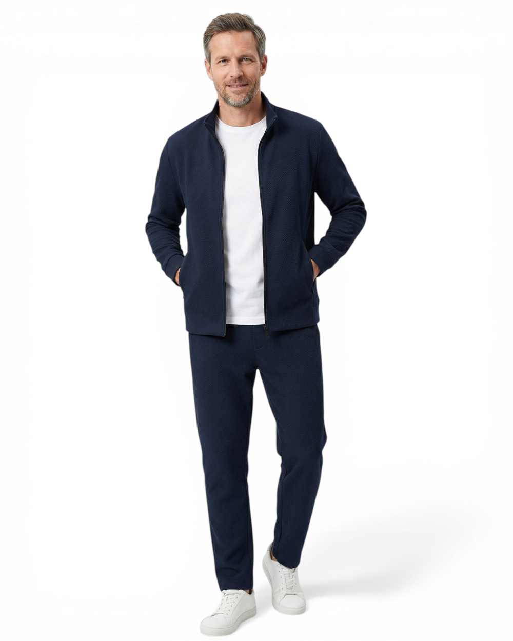 Dunkelblauer Herren-Zweiteiler mit strukturierter Jacke mit Stehkragen, Reißverschluss und passender Hose.