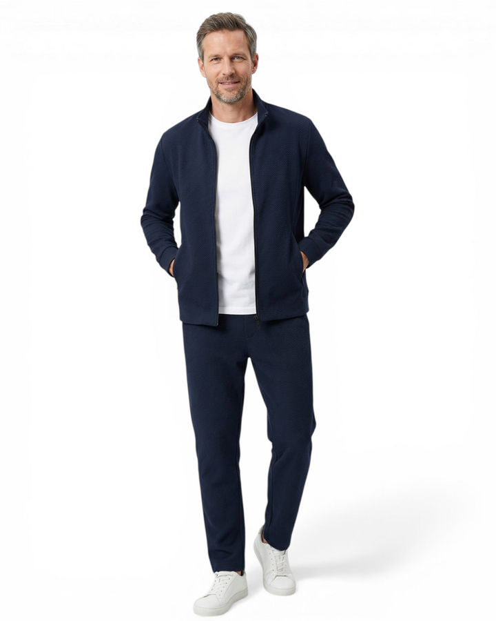 Dunkelblauer Herren-Zweiteiler mit strukturierter Jacke mit Stehkragen, Reißverschluss und passender Hose.