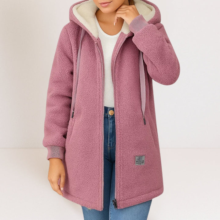 Lange, altrosa Damen-Sherpa-Kapuzenjacke mit Reißverschluss, kontrastfarbenem Innenfutter und gerippten Bündchen.