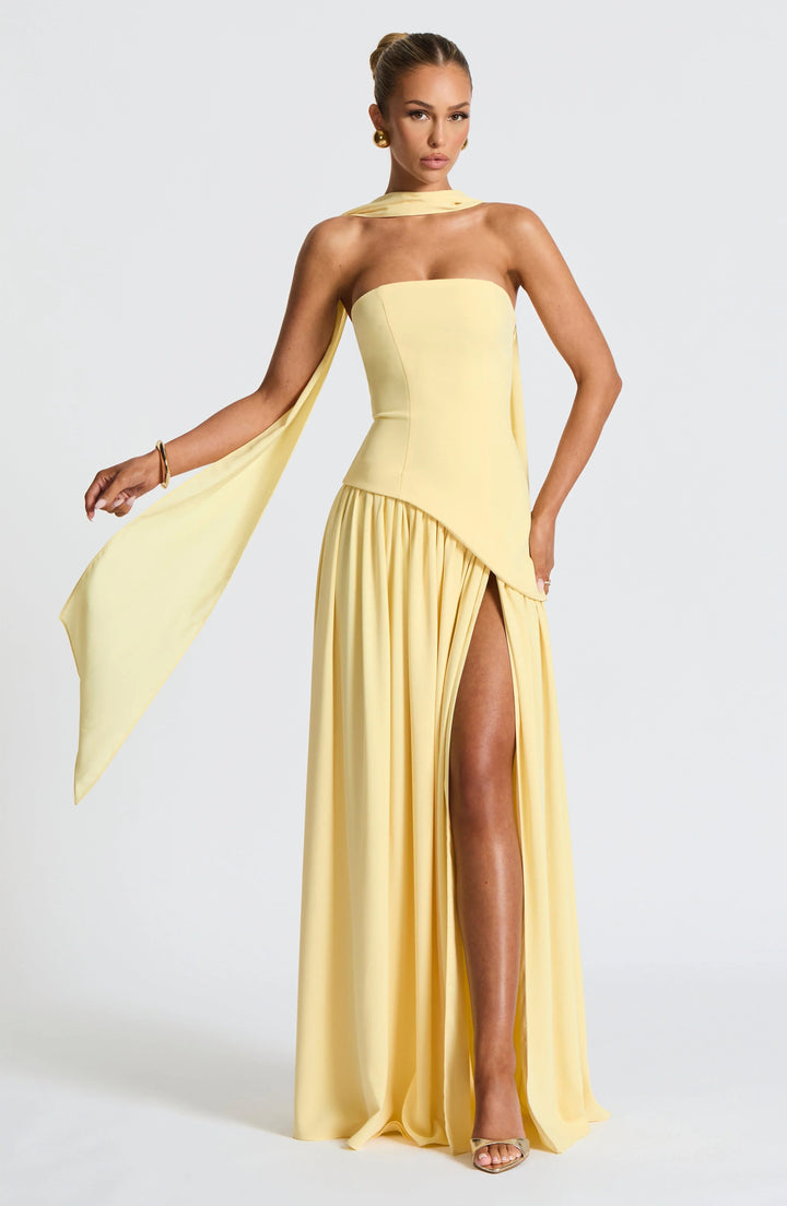 Hellgelbes Alina Maxikleid mit trägerlosem Corsagen-Oberteil, fließendem Rock, hohem Beinschlitz und elegantem Schaltuch.