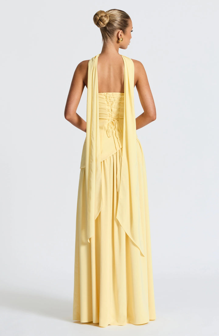 Gelbes Alina Maxikleid mit Corsagen-Oberteil, Rückenschnürung und elegantem, fließendem Schaltuch-Detail.