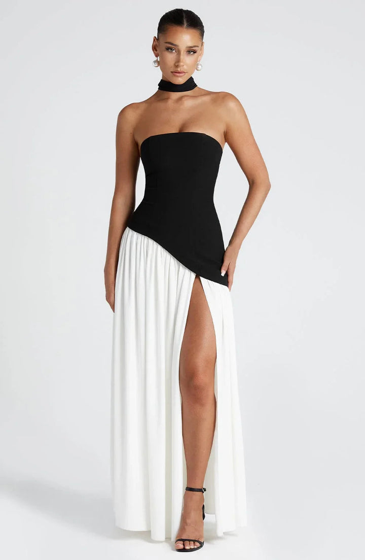 Schwarz-weißes Alina Maxikleid mit trägerlosem Corsagen-Oberteil, hohem Beinschlitz und fließendem Rock.