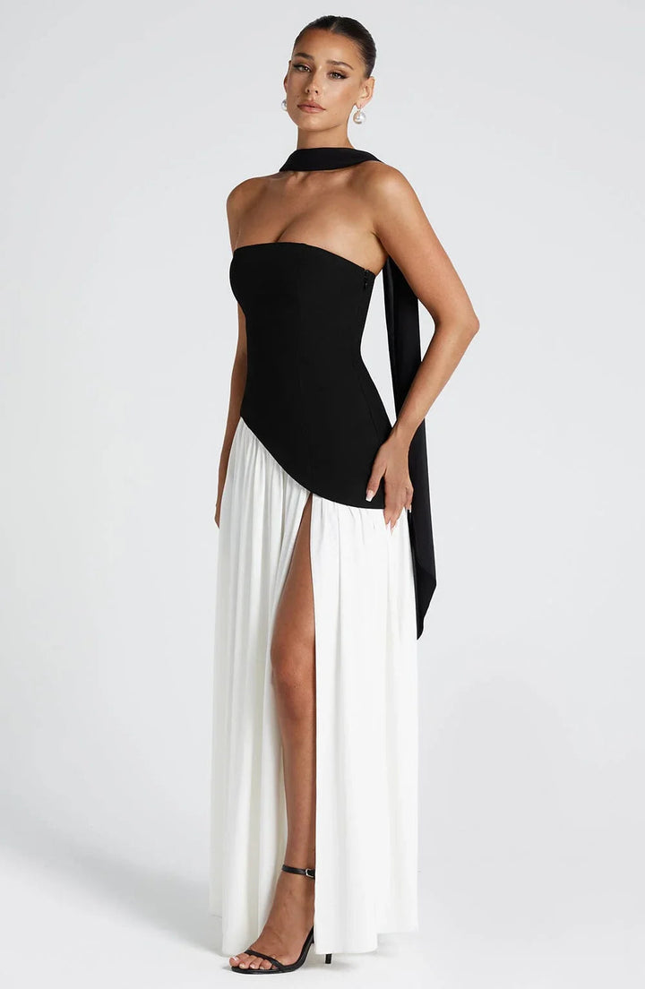 Schwarz-weißes Alina Maxikleid mit trägerloser Corsage, fließendem Rock, hohem Beinschlitz und elegantem Schaltuch.