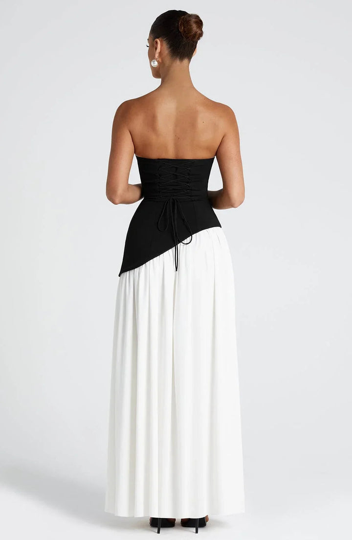 Schwarz-weißes Alina Maxikleid mit trägerlosem Corsagen-Oberteil, Rückenschnürung und fließendem Rock.
