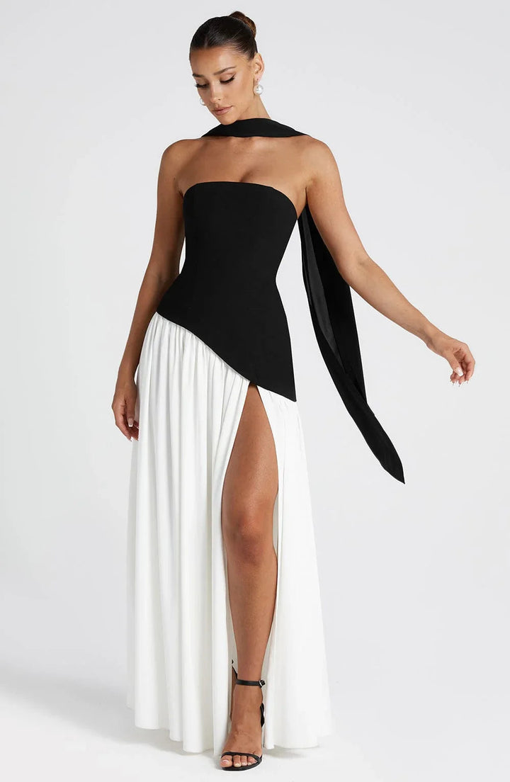 Schwarz-weißes Alina Maxikleid mit trägerlosem Corsagen-Oberteil, fließendem Rock, hohem Beinschlitz und elegantem Schaltuch.