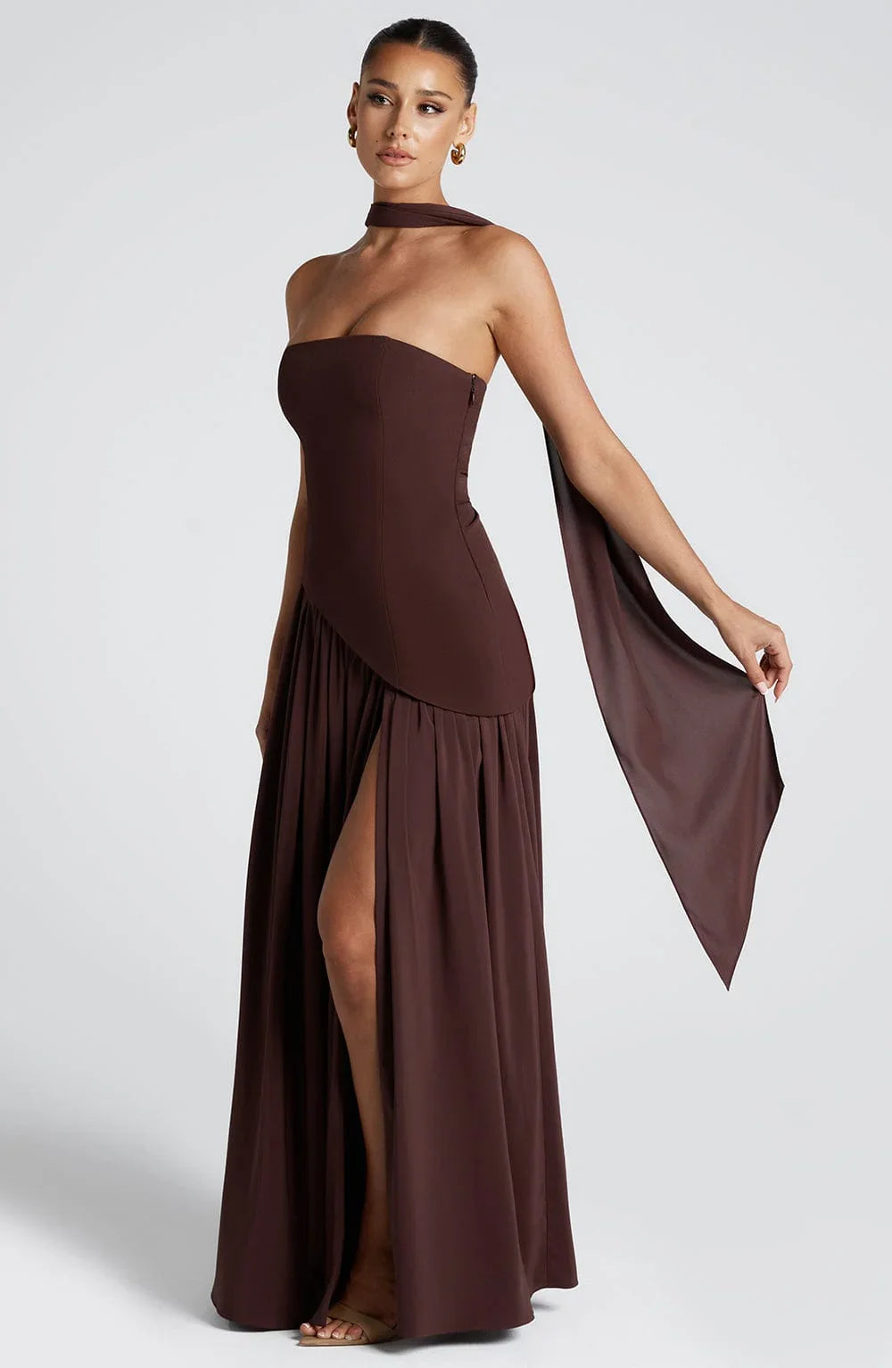 Dunkelbraunes, trägerloses Alina Maxikleid mit Corsagen-Oberteil, fließendem Rock, hohem Beinschlitz und elegantem Schaltuch.