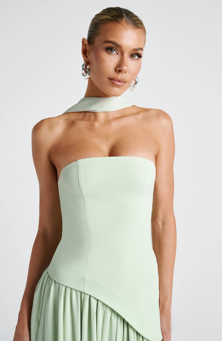 Hellgrünes, trägerloses Alina Maxikleid mit Corsagen-Oberteil und elegantem Schaltuch-Detail am Hals.