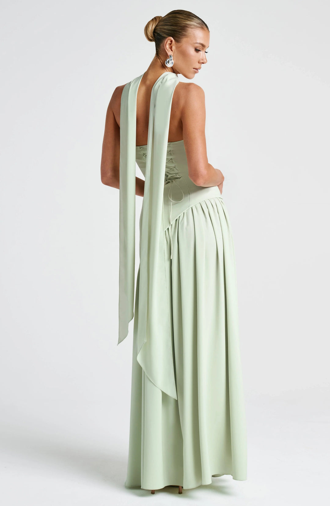 Salbeigrünes Alina Maxikleid mit Corsagen-Oberteil, Rückenschnürung und elegantem, fließendem Schaltuch-Detail.