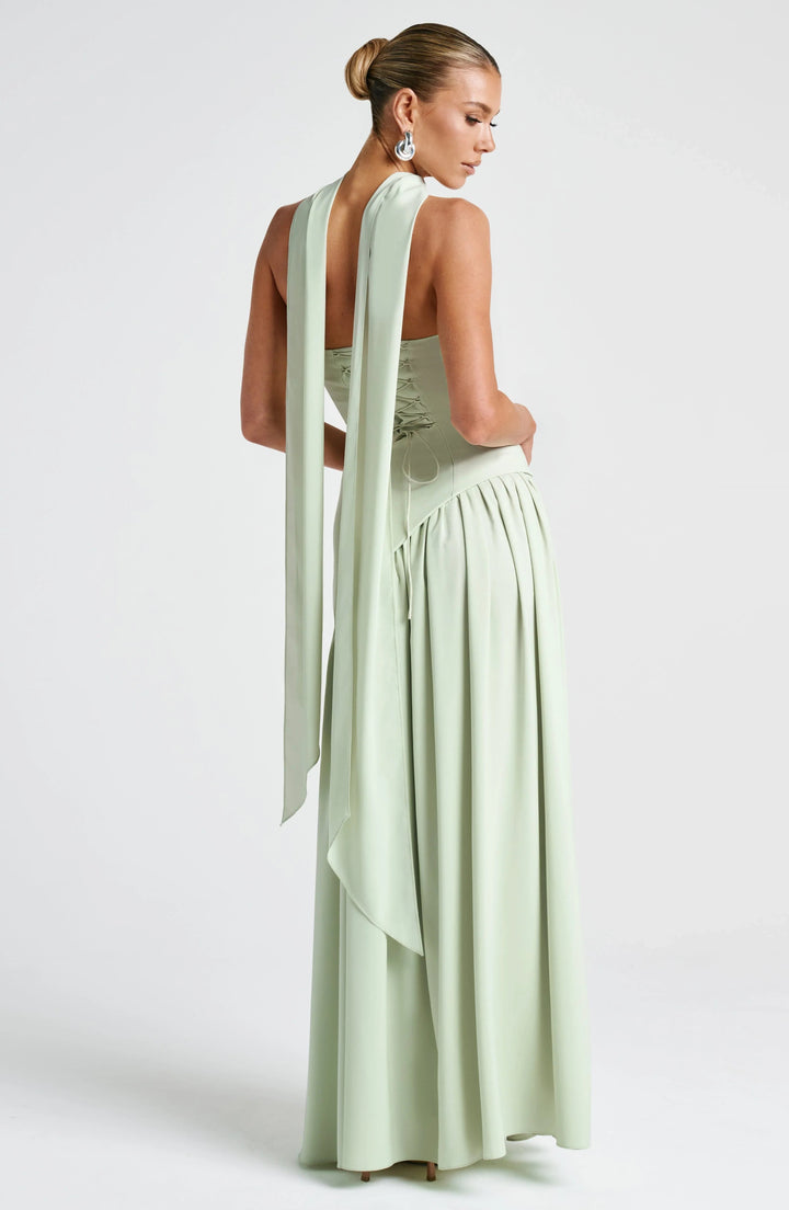Salbeigrünes Alina Maxikleid mit Corsagen-Oberteil, Rückenschnürung und elegantem, fließendem Schaltuch-Detail.
