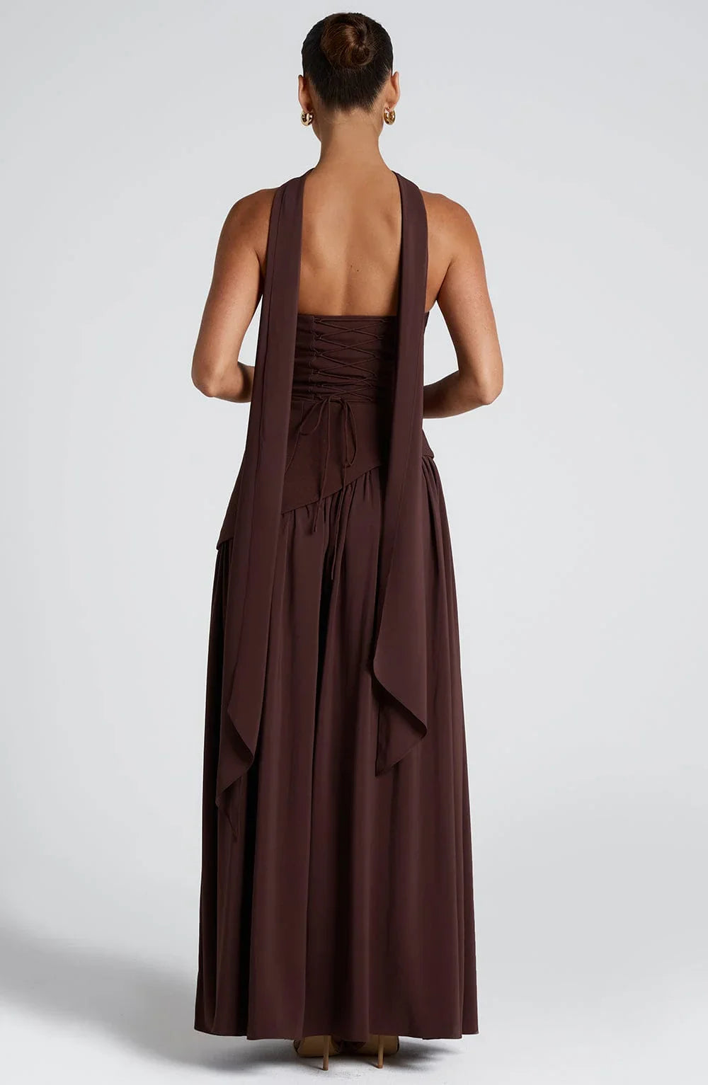 Dunkelbraunes Maxikleid mit Corsagen-Oberteil, Rückenschnürung und elegantem, fließendem Schaltuch-Detail.