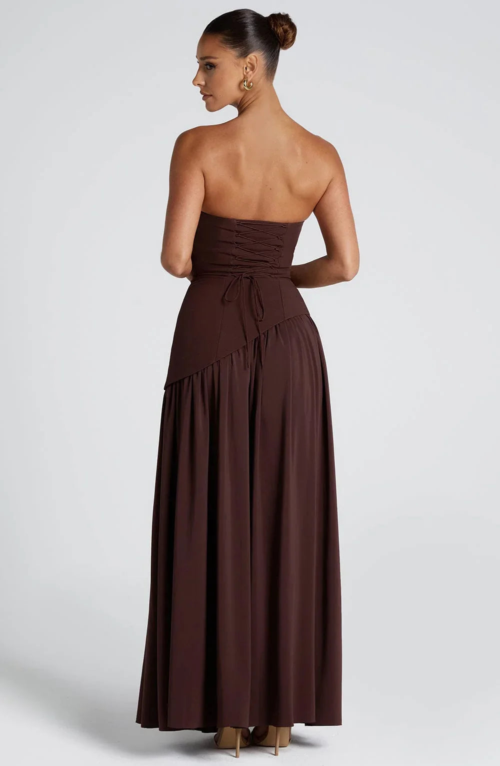 Dunkelbraunes, trägerloses Maxikleid mit Corsagen-Oberteil, Rückenschnürung und fließendem Rock in eleganter Passform.