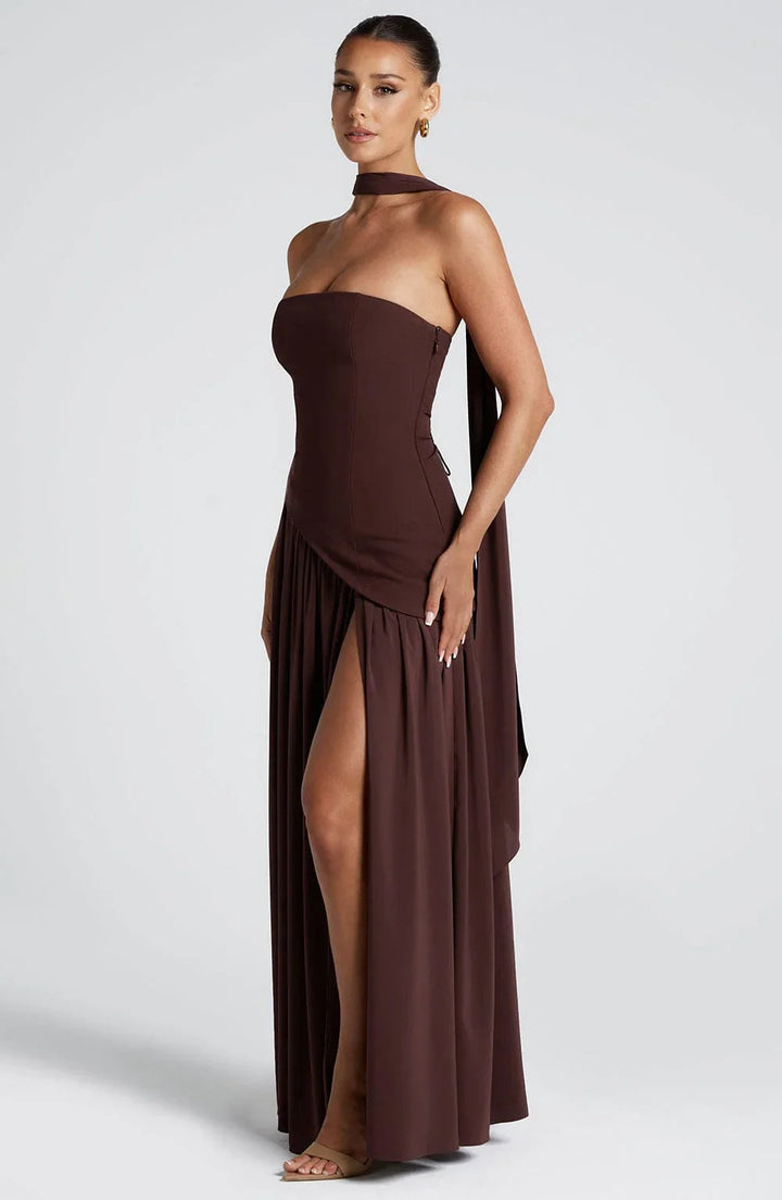 Dunkelbraunes, trägerloses Maxikleid mit Corsagen-Oberteil, hohem Beinschlitz und elegantem Schaltuch am Rücken.