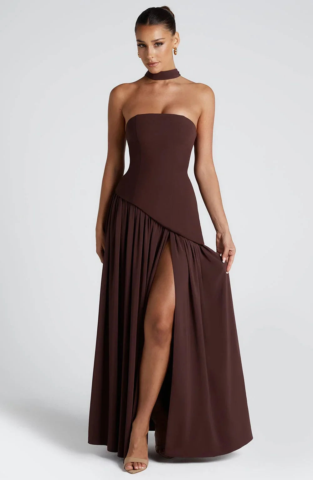 Dunkelbraunes, trägerloses Maxikleid mit Corsagen-Oberteil, Choker-Detail und hohem Beinschlitz.