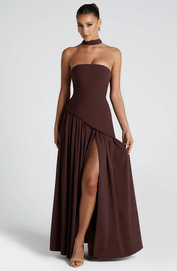 Dunkelbraunes, trägerloses Maxikleid mit Corsagen-Oberteil, Choker-Detail und hohem Beinschlitz.