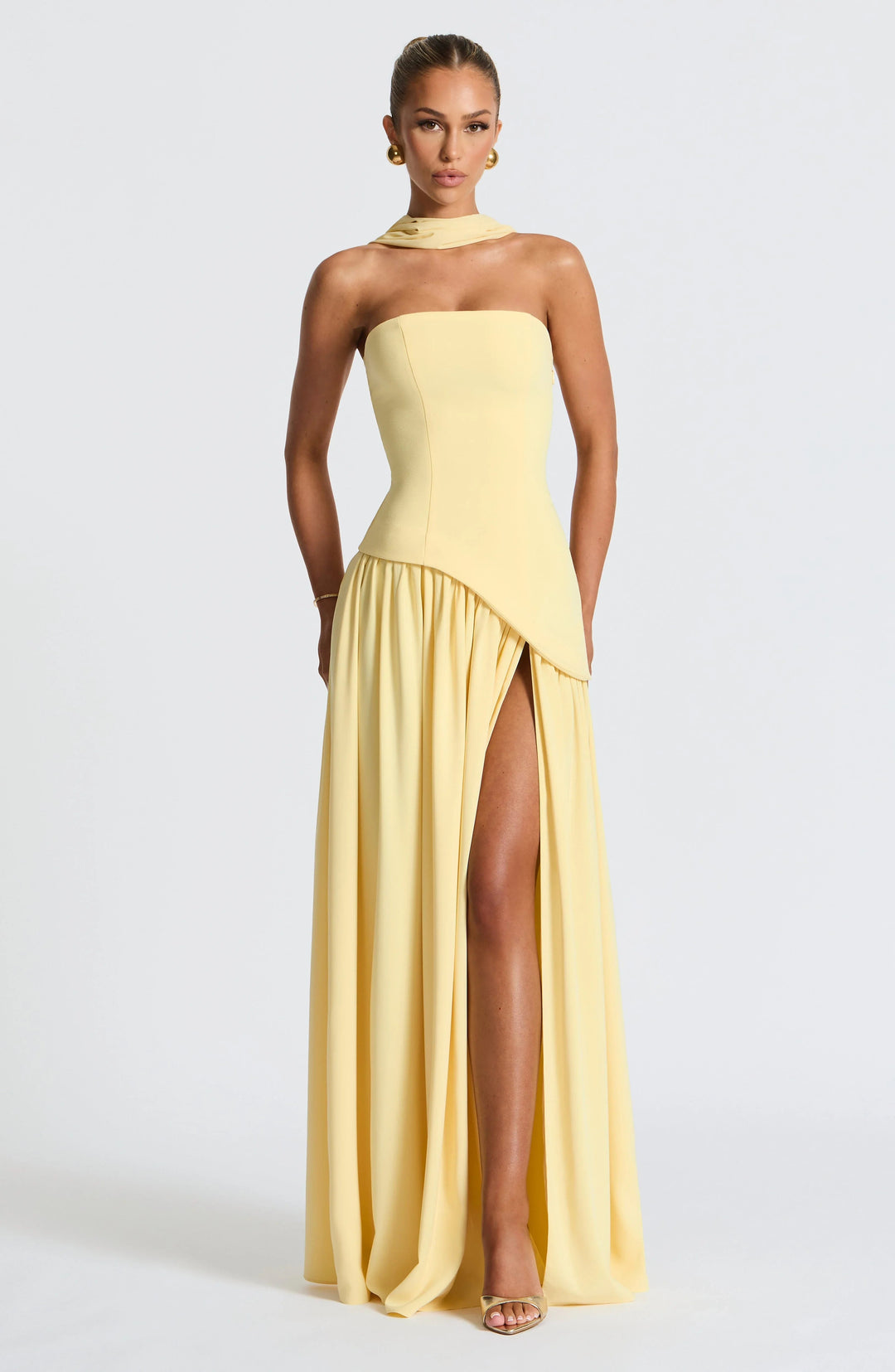 Hellgelbes, trägerloses Maxikleid mit Corsagen-Oberteil, fließendem Rock und hohem Beinschlitz.