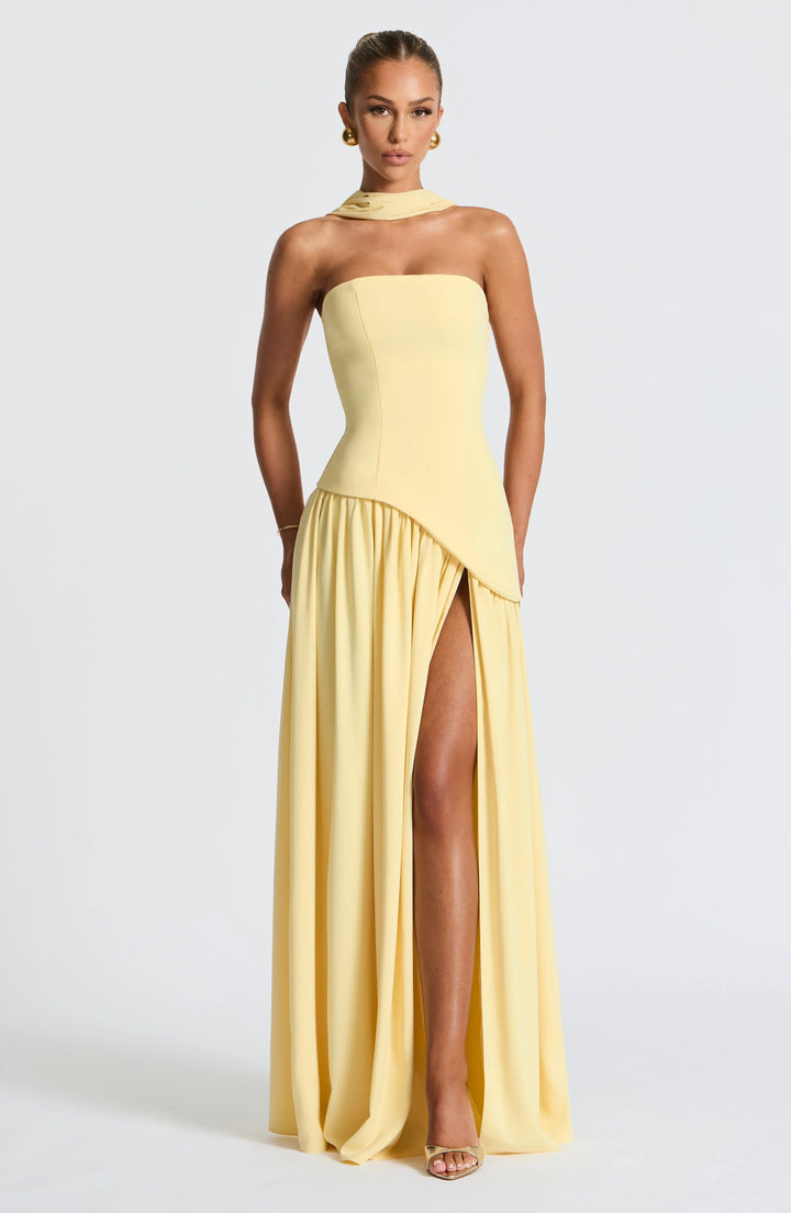 Hellgelbes, trägerloses Maxikleid mit Corsagen-Oberteil, fließendem Rock und hohem Beinschlitz.
