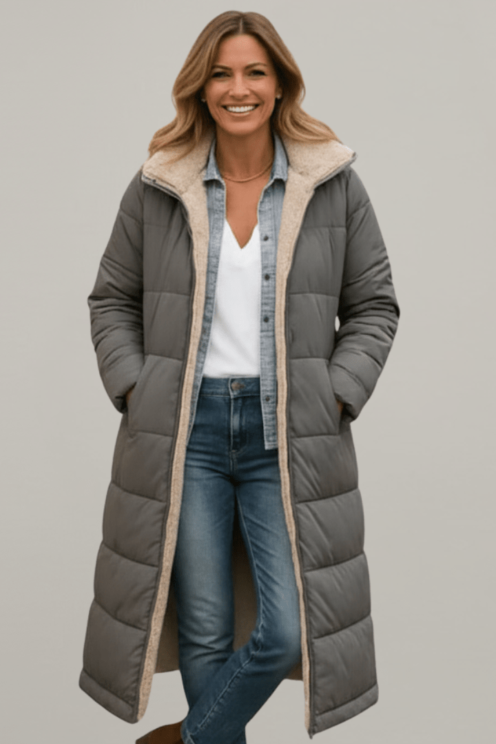 Langer, grauer Alina Steppmantel mit kuscheliger Teddy-Fütterung und Kapuze für stilvolle Wärme im Winter.