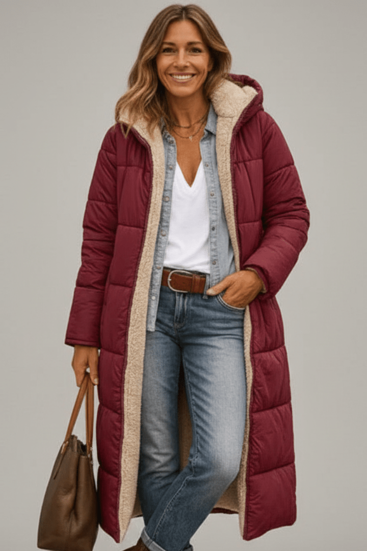 Langer, weinroter Damen-Steppmantel mit kuscheliger Teddy-Fütterung und Kapuze für warme Winter-Outfits.