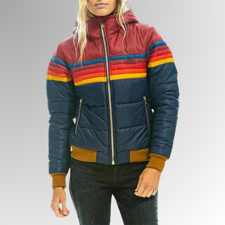 Damen Steppjacke Alina in Blau und Rot mit Regenbogenstreifen, Kapuze, Reißverschluss und gerippten Bündchen.