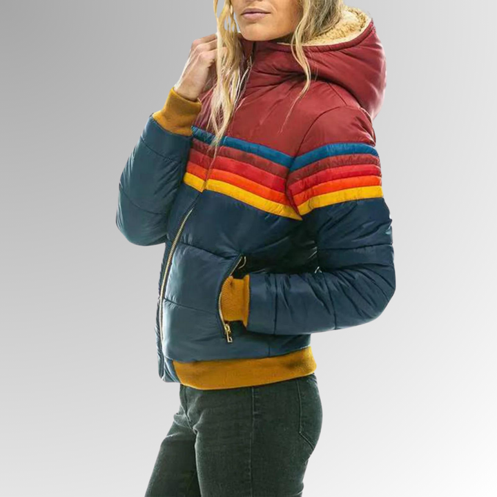 Damen Steppjacke Alina in Blau und Rot mit bunten Retro-Streifen, Kapuze, Reißverschluss und gerippten Bündchen.