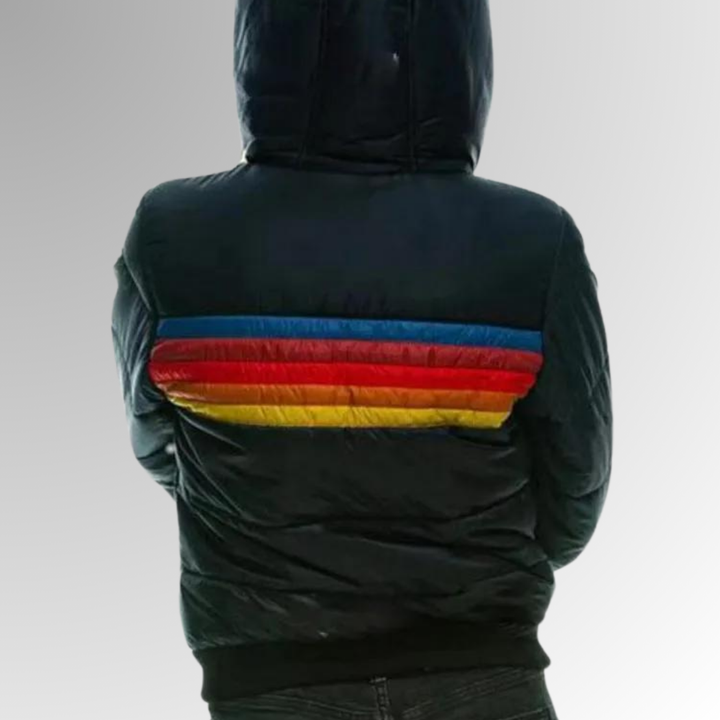 Schwarze Damen-Steppjacke mit Kapuze und markanten Regenbogenstreifen im Retro-Design sowie gerippten Bündchen.