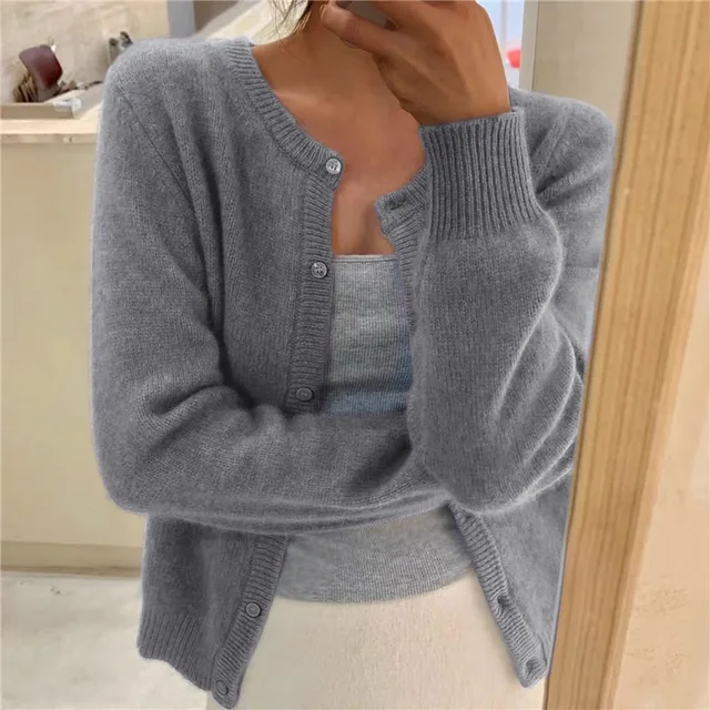 Graue Damen-Strickjacke mit Rundhalsausschnitt, Knopfleiste und gerippten Bündchen im weichen Strickdesign.