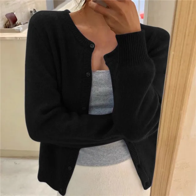 Schwarze Alina Strickjacke mit Rundhalsausschnitt, Knopfleiste und gerippten Bündchen aus weichem Strickmaterial.