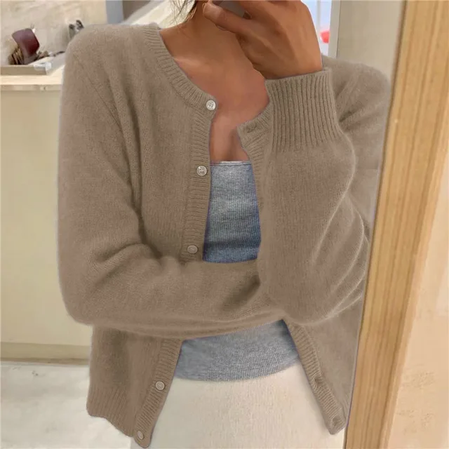 Beige Damen-Strickjacke mit Rundhalsausschnitt, Knopfleiste und gerippten Bündchen aus weichem Strickmaterial.